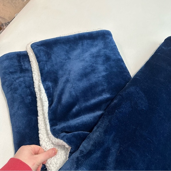 Sochow Navy Fleece and Sherpa Throw Blanket - Picture 4 of 6